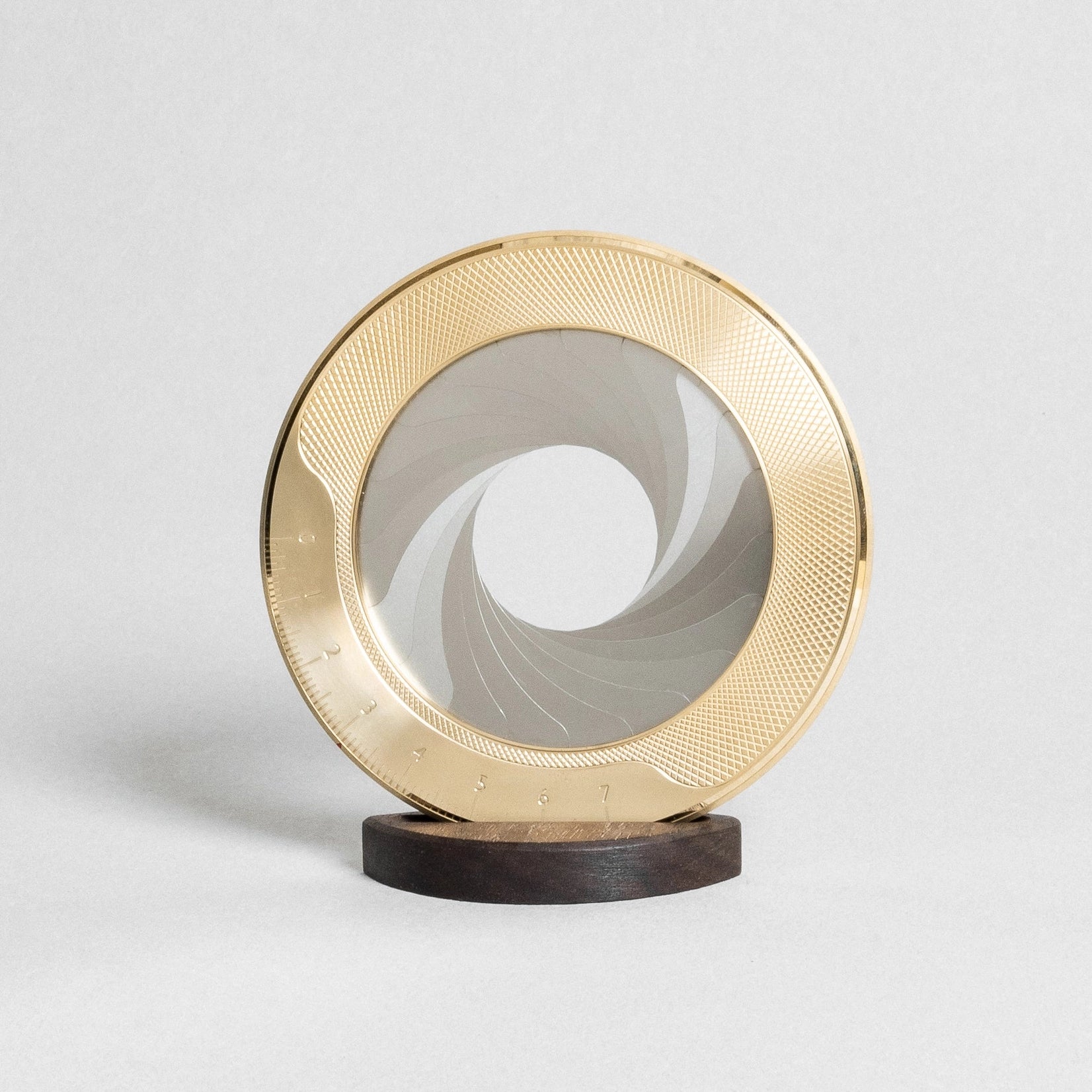 Compasso Iris in ottone Con base